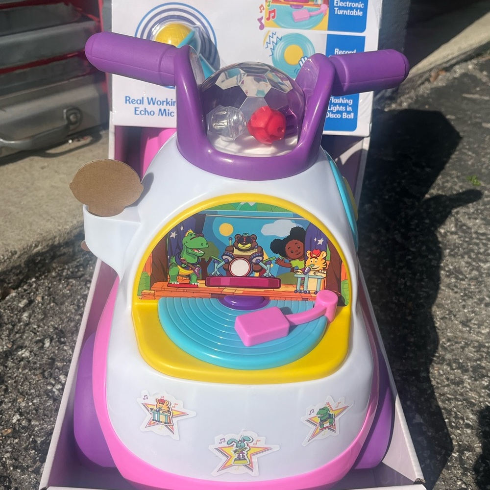 Fisher-Price Colorful little people ride on with Lights